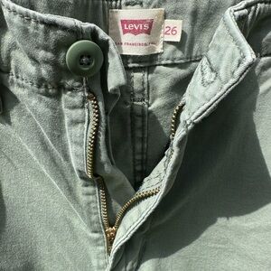 Levi’s cargo pants 🍃